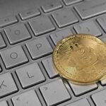 اختراق بينانس - عملة بيتكوين على لوحة مفاتيح