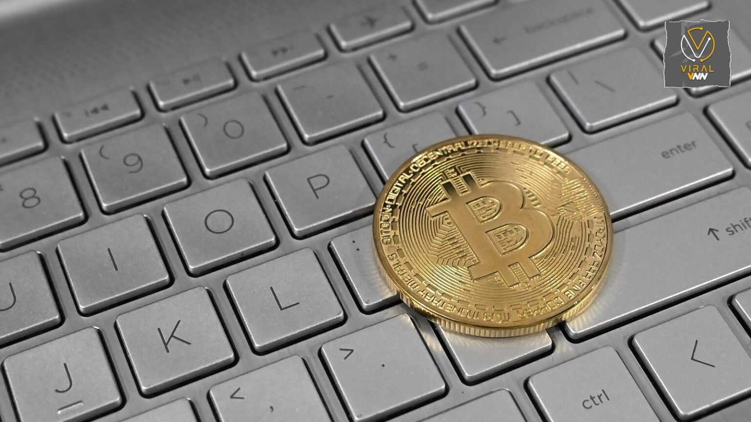 اختراق بينانس - عملة بيتكوين على لوحة مفاتيح