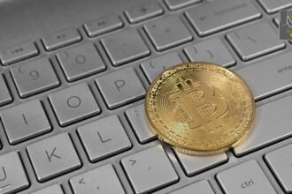 اختراق بينانس - عملة بيتكوين على لوحة مفاتيح
